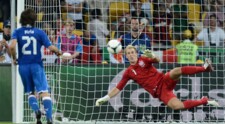 Пірло пробиває Харту пенальті на Євро-2012