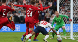 Скандальный пенальти в матче Англия - Дания