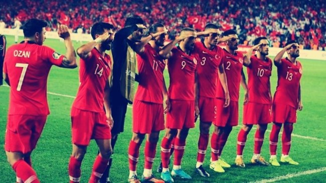 Жест футболистов сборной Турции вызвал скандал
